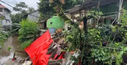 Kondisi bangunan rumah tinggal yang ambruk akibat tanah longsor di Gang Johar Jalan M Kahfi II RT 02 RW 05 Kelurahan Srengseng Sawah, Jagakarsa, Jakarta Selatan, Jumat, 23 Januari 2026. (Sumber: Poskota/ Pandi Ramedhan)