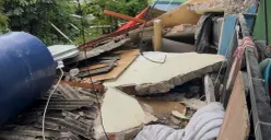 Kondisi tembok yang roboh dan menimpa penghuni rumah di Gang Jalan M Kahfi II RT 02 RW 05, Srengseng Sawah, Jagakarsa, Jakarta Selatan, Jumat, 23 Januari 2026. (Sumber: Poskota/Pandi Ramedhan)