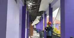 Potret atap bangunan SMAN 2 Gunung Putri, Kabupaten Bogor yang ambruk pada Jumat, 23 Januari 2026. (Sumber: Poskota/Giffar Rivana)