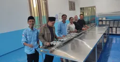 Ketua DPRD Pandeglang saat mengecek kelengkapan dapur MBG pada SPPG Manglid Cibitung. (Sumber: Poskota/Samsul Fatoni)