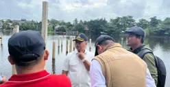 Wali Kota Depok Supian Suri bersama camat dan pemangku kepentingan terkait meninjau lokasi pembangunan tanpa izin di kawasan Situ Tujuh Muara, Bojongsari, Kota Depok. (Sumber: Istimewa)