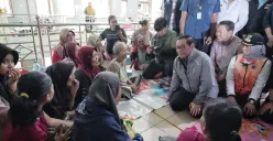 Gubernur DKI Jakarta Pramono Anung saat meninjau pengungsian banjir di RW 01 Kelurahan Rawa Buaya, Cengkareng, Jakarta Barat, Sabtu, 24 Januari 2026. (Sumber: Poskota/Pandi Ramedhan)