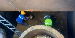 Petugas Perumda Tirta Raharja perbaiki saluran air. (Sumber: Poskota/Gatot Poedji Utomo)