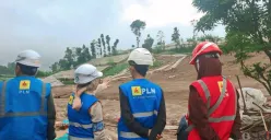 Petugas PLN UP3 Cimahi melakukan pengamanan jaringan listrik di wilayah terjadinya bencana longsor di Kecamatan Cisarua, Kabupaten Bandung Barat, Sabtu 24 Januari 2026. (Sumber: Poskota/Gatot Poedji Utomo)