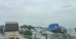 Kondisi banjir yang merendam jalan tol Tangerang Merak. (Sumber: Istimewa)