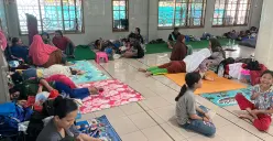 Kondisi warga RW 01 Kelurahan Rawa Buaya, Cengkareng, Jakarta Barat, yang mengungsi di Masjid Jami Baitul Rahman, Sabtu, 24 Januari 2026. (Sumber: Poskota/Pandi Ramedhan)