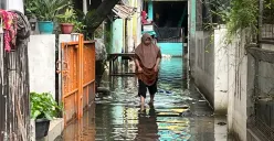 Banjir yang masih menggenangi rumah warga di RW 02 Keluraham Duri Kosambi, Cengkareng, Jakarta Barat, Sabtu, 24 Januari 2026. (Sumber: Poskota/Pandi Ramedhan)