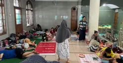 Kondisi warga RW 01 Kelurahan Rawa Buaya, Cengkareng, Jakarta Barat, yang mengungsi di Masjid Jami Baitul Rahman, Sabtu, 24 Januari 2026. (Sumber: Poskota/Pandi Ramedhan)