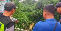 Petugas menunjukan lokasi longsor di wilayah Beji, Kota Depok, Jumat, 23 Januari 2026. (Sumber: Dok. Damkar Depok)