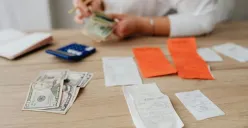 Ilustrasi - Penggunaan paylater secara bijak agar keuangan tetap aman dan terhindar dari utang menumpuk. (Sumber: Pexels/Karolina Grabowsk)