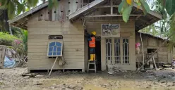 Di tengah sisa lumpur pascabencana hidrometeorologi, petugas PLN UID Jakarta Raya melakukan pemulihan listrik rumah warga di Aceh. (Sumber: Istimewa)