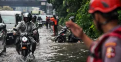 Sejumlah kendaraan melintasi genagan banjir di Jalan DI Panjaitan, Cawang, Jakarta Timur, Kamis, 22 Januari 2025. (Sumber: Poskota/Bilal Nugraha Ginanjar)