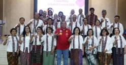 Wali Kota Bekasi, Tri Adhianto (tengah) saat meresmikan sekolah lansia KUN pada Sabtu, 24 Januari 2026. (Sumber: istimewa.)