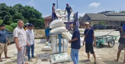 Sejumlah petugas dari perum Bulog Sub Divre Lebak-Pandeglang saat membeli gabah para petani di lokasi panen. (Sumber: Perum Bulog)