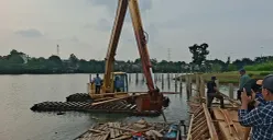 Potret pembongkaran jogging track di Setu Muara Tujuh, Depok pada Minggu, 25 Januari 2026. (Sumber: Poskota/ Angga Pahlevi)