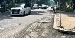 Jalan rusak di Kebon Sirih, Jakarta Pusat. Minggu, 25 Januari 2026. (Sumber: Poskota/M Tegar Jihad)