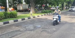 Jalan lubang di Joglo, Jakarta Barat, Minggu, 25 Januari 2026. (Sumber: Poskota/M Tegar Jihad)