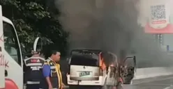 Mobil listrik DFSK Gelora E terbakar di Tol JORR. (Sumber: TikTok/@sadewa1201)