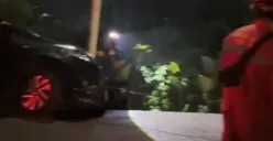 Sopir alami microsleep, sebuah mobil di Bogor terperosok ke parit di Jalan Bomang. (Sumber: Dok. Damkar Kabupaten Bogor)