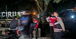 Petugas gabungan tengah memberikan himbauan kepada remaja yang tengah nongkrong untuk segera pulang. (Sumber: Dok. Humas Polres Serang)