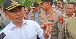 Wali Kota Depok Supian Suri bersama Kapolres Metro Depok dan camat meninjau kegiatan pemerintahan di lingkungan Balai Kota Depok. (Sumber: Poskota/Angga Pahlevi)