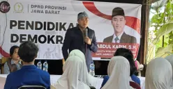 Anggota Komisi IV DPRD Jabar, Abdul Karim menggelar pendidikan demokrasi bagi pelajar di Cafe Teh Sari, Desa Nagrak, Kabupaten Cianjur. (Sumber: Dok. Istimewa)