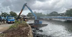 Gubernur DKI Jakarta Pramono Anung meninjau pengerukan Kali Sepak, Kembangan, Jakarta Barat, Senin, 26 Januari 2026. (Sumber: Poskota/Pandi Ramedhan)