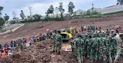 Kondisi pencarian korban yang tertimbun longsor, di Desa Pasirlangu, Kecamatan Cisarua, Kabupaten Bandung Barat (KBB). (Sumber: Poskota/Gatot Poedji Utomo)