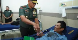 Pangdam III Siliwangi Mayjen TNI Kosasih, turun langsung melayat ke rumah duka sekaligus menjenguk korban luka, Senin 26 Januari 2026. (Sumber: Poskota/Gatot Poedji Utomo)