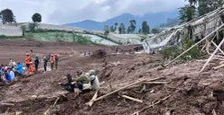 Proses evakuasi pencarian korban longsor, Cisarua, Kabupaten Bandung Barat. (Sumber: Poskota/Gatot Poedji Utomo)