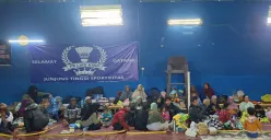 Suasana di pengungsian di Kantor Desa Pasirlangu, Kecamatan Cisarua, Kabupaten Bandung Barat. (Sumber: Poskota/Gatot Poedji Utomo)