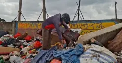 Warga mengais barang yang bisa dijual pada tumpukan sampah yang akan dibuang ke Bantar Gebang di kawasan Cengkareng, Jakarta Barat, Senin, 26 Januari 2026. (Sumber: Poskota/Pandi Ramedhan)