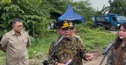 Gubernur DKI Jakarta Pramono Anung saat meninjau pengerukan Kali Sepak di Kembangan, Jakarta Barat, Senin, 26 Januari 2026. (Sumber: Poskota/Pandi Ramedhan)