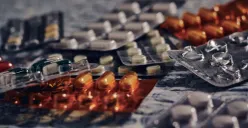 Ilustrasi. Seorang pemuda di Depok kedapatan mengedarkan obat keras. (Sumber: Freepik/@wirestock)