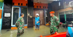 Petugas PLN UP3 Kramat Jati bersama Babinsa dan warga melakukan pemantauan keselamatan kelistrikan di wilayah terdampak banjir Jakarta Timur. (Sumber: PLN UID Jakarta Raya)