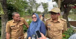 Ketua Tim Penegakan Hukum Lingkungan Dinas Lingkungan Hidup (DLH) Kabupaten Bogor, Uli Tiarma Sinaga, saat memberi keterangan pers di Situ Citongtut. (Sumber: Poskota/Giffar Rivana)
