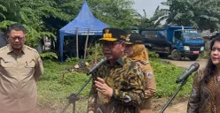 Gubernur DKI Jakarta Pramono Anung meninjau pengerukan Kali Sepak, Kembangan, Jakarta Barat, Senin, 26 Januari 2026. (Sumber: Poskota/Pandi Ramedhan)