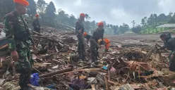 Petugas masih melakukan pencarian korban tertimbun di lokasi Nn Longsor Cisarua, Kabupaten Bandung Barat. (Sumber: Poskota/Gatot Poedji Utomo)