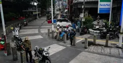 Parkir liar di kawasan Jalan Blora, Jakarta. (Sumber: Poskota/Bilal Nugraha Ginanjar)