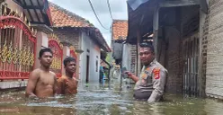 Kondisi banjir di Kecamatan Carenang dan Binuang yang memaksa sebagian warga harus mengungsi. (Sumber: Dok. Humas Polres Serang)