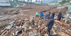 Pencarian korban tertimbun longsor terus dilakukan. (Sumber: Poskota/Gatot Poedji Utomo)