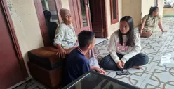 Pelajar SMP korban begal di Tapos Depok bersama sang ibu pada Senin, 26 Januari 2026. (Sumber: Poskota/Angga Pahlevi)