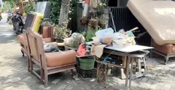 Barang-barang rumah warga yang terkena banjir mulai dikeluarkan. (Sumber: Poskota/Veronica Prasetio)