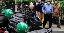 Trotoar menjadi lahan parkir liar di kawasan Jalan Blora, Jakarta. (Sumber: Poskota/Bilal Nugraha Ginanjar)