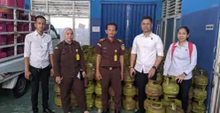 Penyidik Subdit 1 Indag menyerahkan tersangka dan barang bukti ke Kejari Serang. (Sumber: Dok. Subdit 1 Indag)