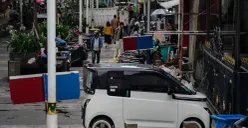 Trotoar digunakan sebagai tempat parkir liar di kawasan Jalan Blora, Jakarta. (Sumber: Poskota/Bilal Nugraha Ginanjar)