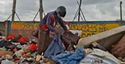 Warga mengais barang dari tumpukan sampah yang hendak dibuang ke Bantar Gebang di kawasan Cengkareng, Jakarta Barat, Senin, 26 Januari 2026. (Sumber: Poskota/Pandi Ramedhan)