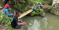 Warga memancing ikan di Situ Citongtut, Desa Cicadas, Kecamatan Gunung Putri, Kabupaten Bogor, Senin, 26 Januari 2026. (Sumber: Poskota/Giffar Rivana)