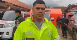 Kabid Humas Polda Jawa Barat Kombes Hendra Rochmawan yang menuturkan pencarian korban bencana tanah longsor di Bandung Barat dibantu anjing pelacak. (Sumber: Mabes Polri)