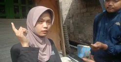 Zaitun, 18 tahun menceritakan saat ia khawatir ayahnya tak kunjung pulang saat berjualan es kue di Jakarta. (Sumber: Poskota/Giffar Rivana)